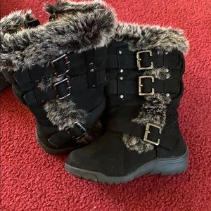 Size 6m black boots with fur